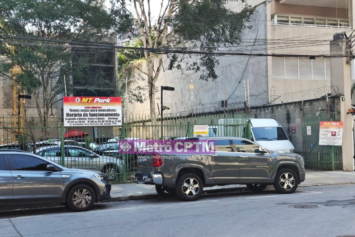 Saída de emergência da Linha 4-Amarela virou estacionamento privado em Pinheiros