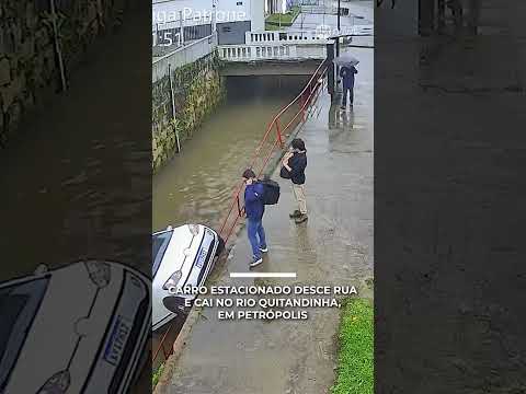 Carro estacionado desce rua e cai no Rio Quitandinha, em Petrópolis | #sbtnews