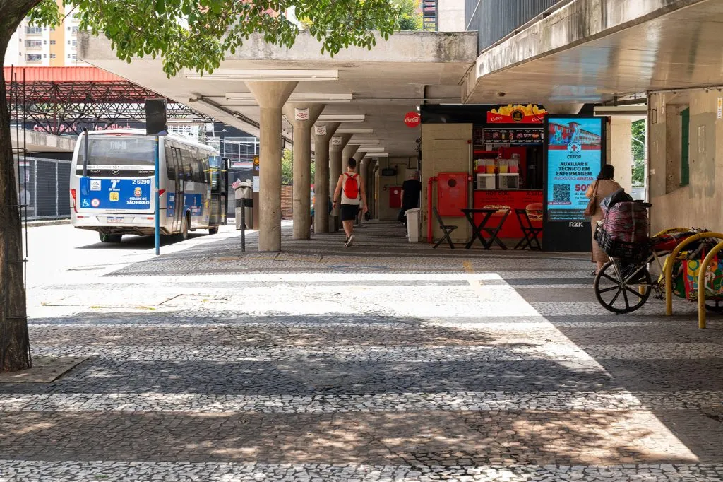 Comissão aponta problemas de acessibilidade em terminal de ônibus e cobra SPTrans após queda de pessoa com deficiência visual em São Paulo