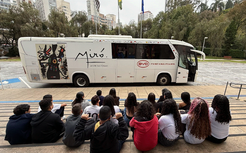 BYD leva alunos da rede pública de São Paulo a exposições de Joan Miró e arte brasileira em ônibus elétrico