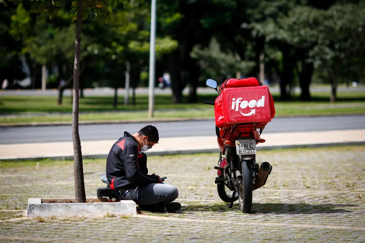 Assembleia de São Paulo analisa projetos sobre avisos de pedágio free flow, direitos de entregadores e criação de espaços de apoio para motoboys