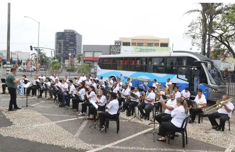 Uberlândia (MG) recebe ônibus para transporte da Banda Sinfônica Municipal