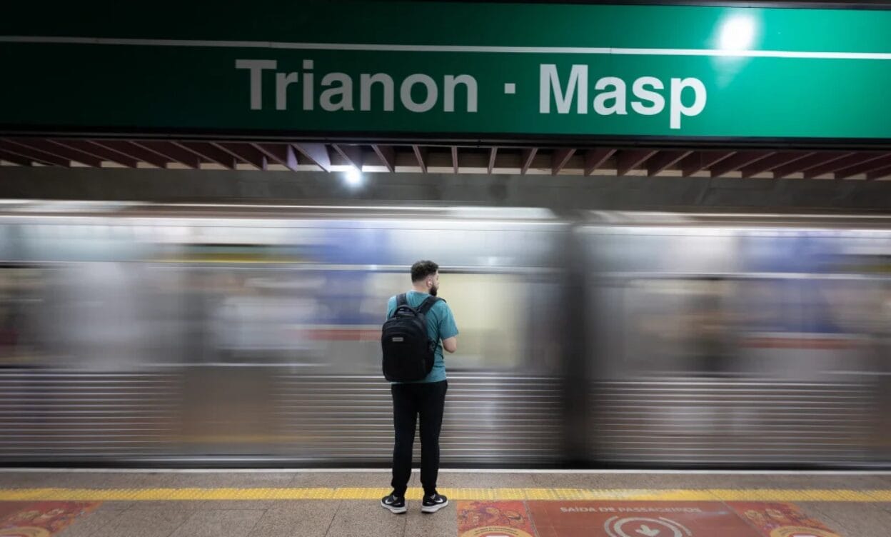 Metrô de SP prorroga operação 24h nos fins de semana até jan/27