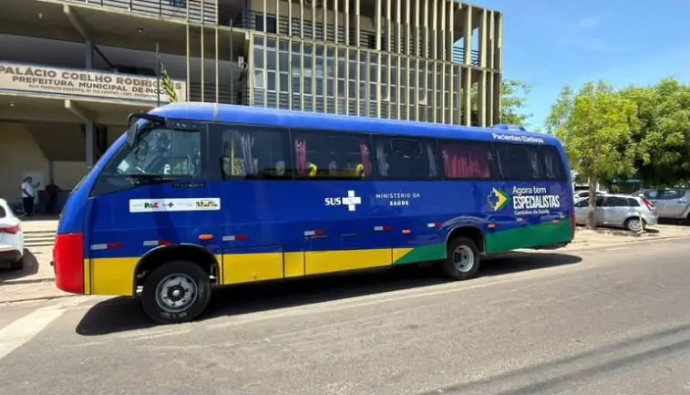Picos (PI) recebe micro-ônibus para transporte de pacientes em tratamentos fora do município