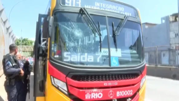 Ônibus são utilizados como barricadas por criminosos na Cidade de Deus e na Linha Vermelha, no Rio de Janeiro (RJ), na manhã desta segunda-feira (28)