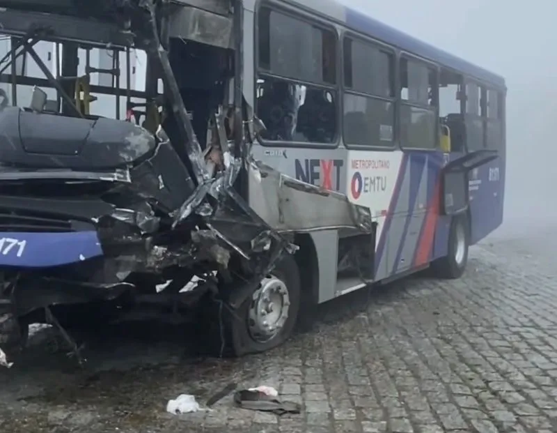 Acidente entre ônibus da Next Mobilidade e carreta deixa feridos na SP-122, em Rio Grande da Serra, nesta segunda-feira (28)