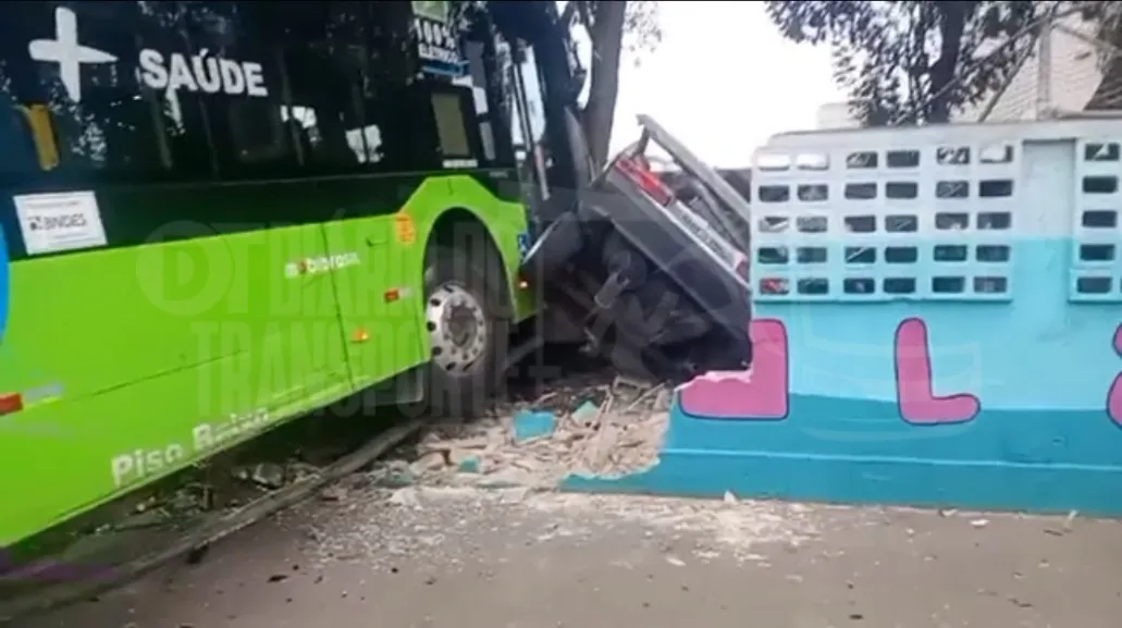 VÍDEO: Ônibus elétrico da MobiBrasil colide contra muro de escola e diversos veículos no Jabaquara, Zona Sul de São Paulo (SP), nesta segunda-feira (28)