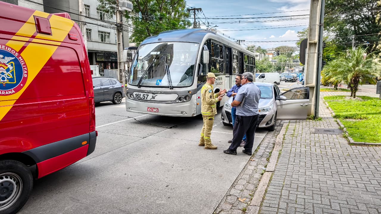 Homem fica ferido em acidente com ônibus ligeirinho no Água Verde