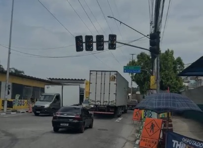 Farol quebrado na avenida Venturosa oferece riscos a motoristas e pedestres no Jardim Cumbica