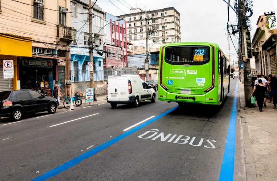 Rio de Janeiro autoriza transporte escolar nas faixas BRS entre 11h e 14h e prevê ampliação dos horários
