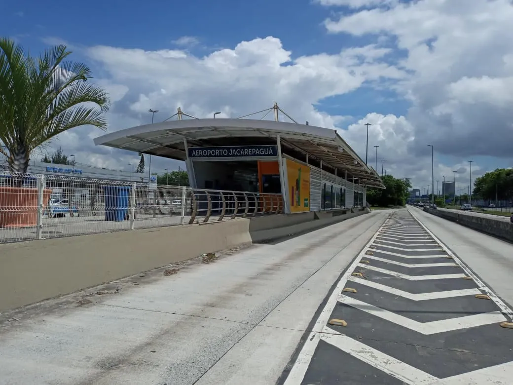 Passageiro morre ao ser atingido por bala perdida em ônibus do BRT, no Rio