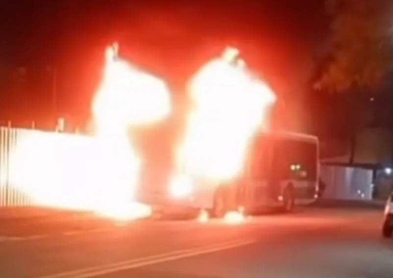 VÍDEO: Ônibus é incendiado na Vila Brasilina, Zona Sul de São Paulo, durante protesto