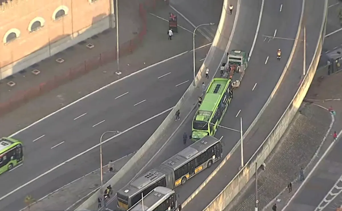 Pane em ônibus elétrico no Viaduto Diário Popular, no Centro de São Paulo, gera bloqueio e filas de coletivos na manhã desta quinta-feira (1°)