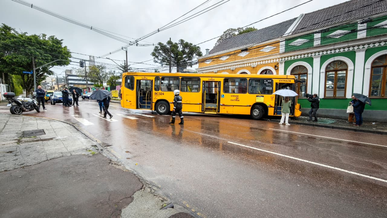 Acidente com ônibus em bairro central de Curitiba deixa nove pessoas feridas