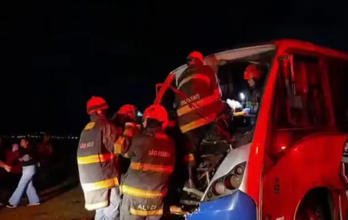 Acidente com ônibus, carreta e carro deixa feridos em Franca (SP) nesta quinta-feira (1º)