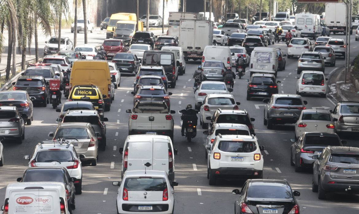 Paralisação de trens causa congestionamento nas ruas de SP
