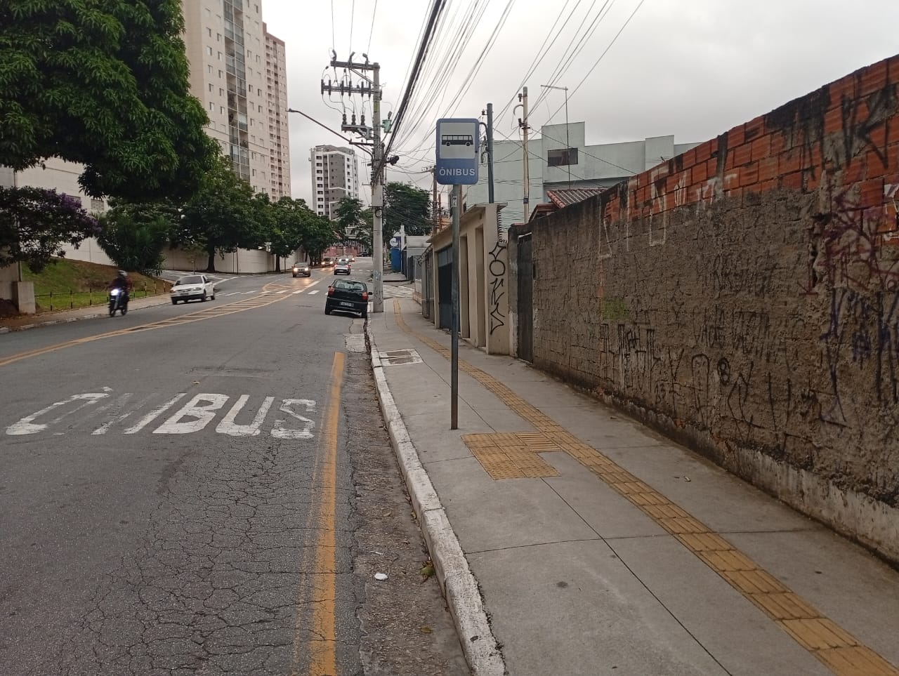 Usuário reivindica abrigo em parada de ônibus no Gopoúva